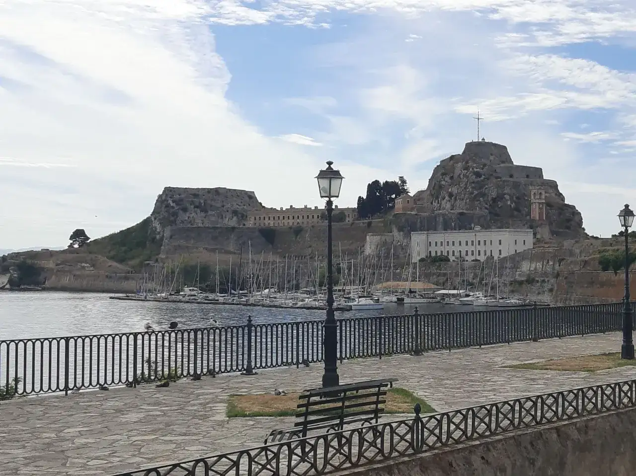 Widok na Stare Miasto i port w Korfu. Warto zobaczyć fortyfikacje i zatokę pełną jachtów.