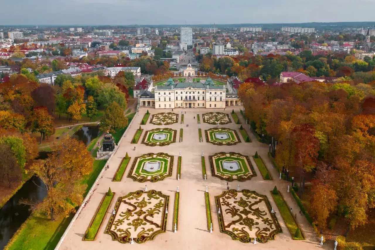 Pałac Branickich w Białymstoku otoczony jesiennymi barwami drzew. Idealne miejsce na długi weekend sierpień.