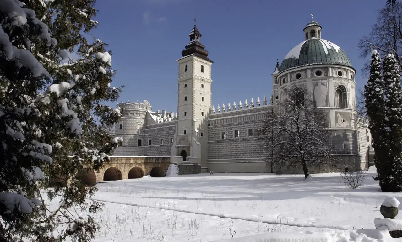 Zamek w Krasiczynie zimą. Ciekawostki o jego architekturze i historii można odkrywać, podziwiając go w śnieżnej scenerii.