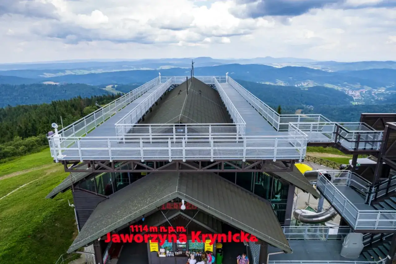 Wieża widokowa na Jaworzynie Krynickiej oferuje wspaniałe widoki. To jedna z głównych atrakcji regionu, idealna na rodzinne wycieczki.