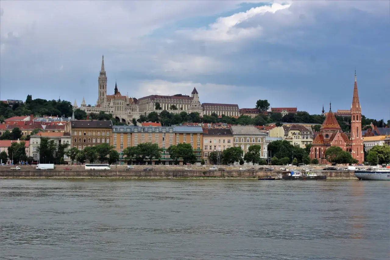 Widok na wzgórze zamkowe w Budapeszcie z Dunaju, z widocznymi kościołem Macieja i Zamkiem Królewskim.