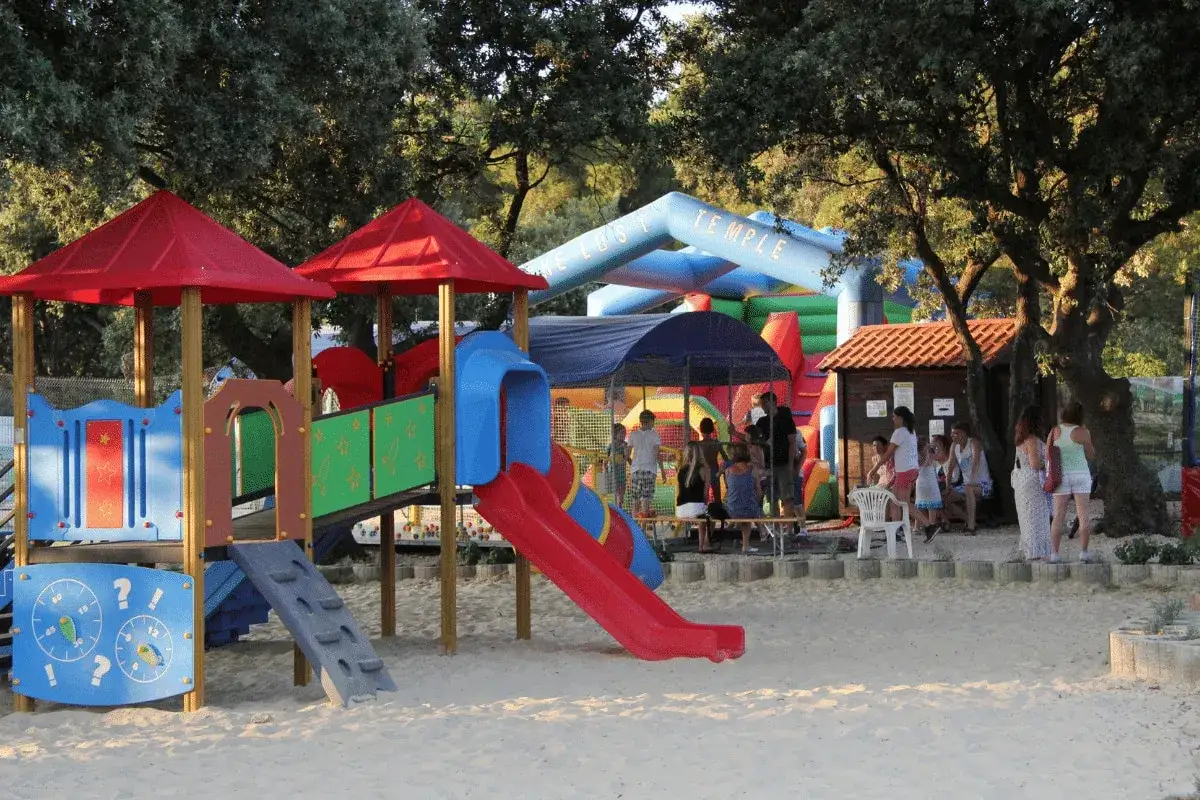 Kolorowy plac zabaw i dmuchany zamek