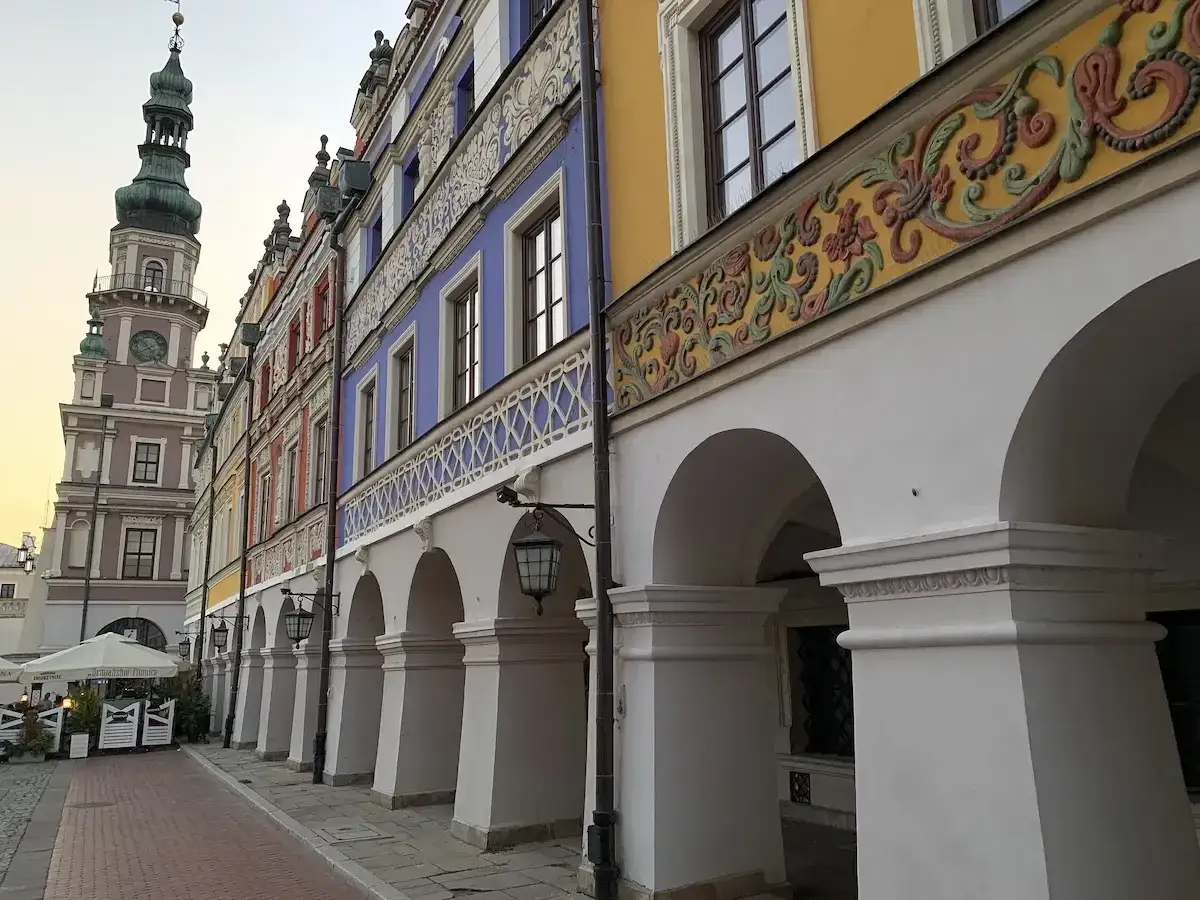 Kolorowe kamienice i wieża ratuszowa na Rynku Wielkim w Zamościu. To jedne z najpiękniejszych zamość atrakcje.