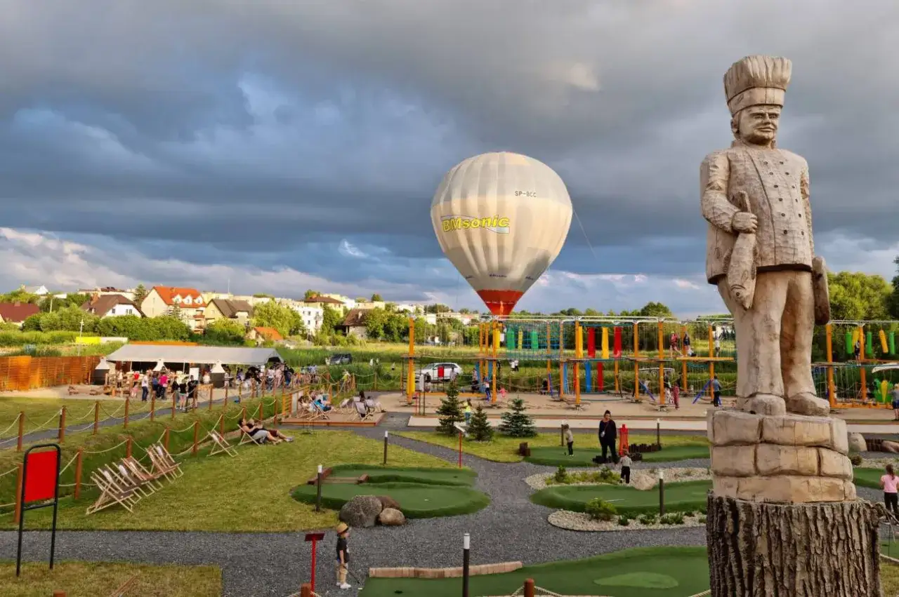 Wielki drewniany kucharz i balon na ogrzane powietrze zapowiadają świetne kościerzyna atrakcje dla dzieci: mini golf, park linowy i strefę relaksu.