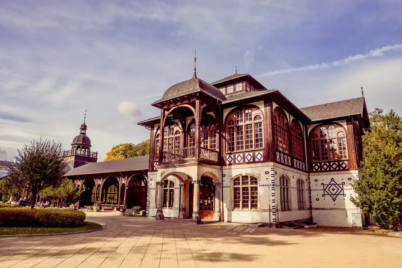 Elegancki budynek w stylu secesyjnym, z drewnianymi zdobieniami i wieżyczką, zaprasza do relaksu w polskim spa.