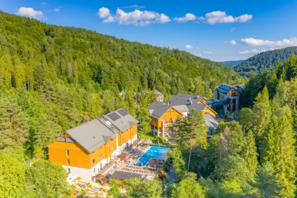 Idealne miejsce, gdzie na majówkę z dzieckiem: hotel w otoczeniu lasu, basen i mnóstwo zieleni.