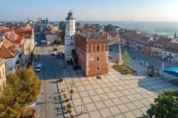 Rynek w Sandomierzu, z Ratuszem i kamienicami. Idealne miejsce, by poczuć atmosferę miasta i zaplanować, sandomierz co zobaczyć.