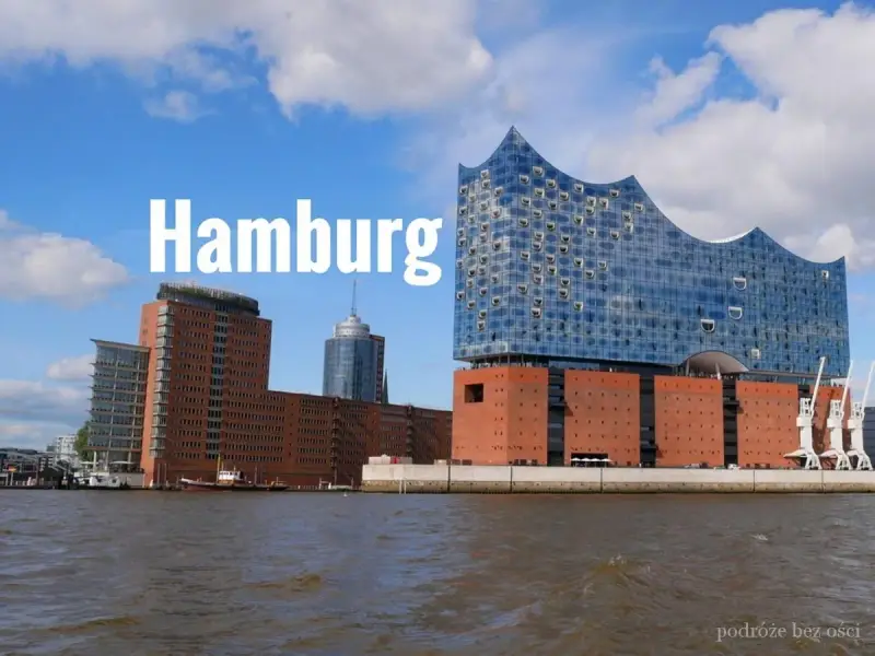 Widok na nowoczesne budynki i port w Hamburgu. Jedna z głównych hamburg atrakcje, filharmonia Elbphilharmonie, lśni w słońcu.