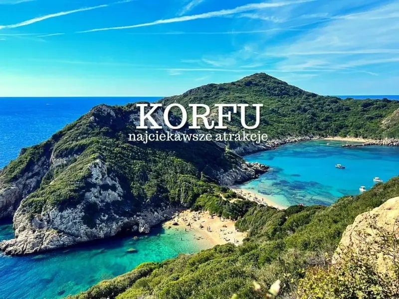 Widok na zatokę z turkusową wodą i plażą, otoczoną zielonymi wzgórzami. Idealne miejsce, by odkryć, co **Korfu co zobaczyć** oferuje.